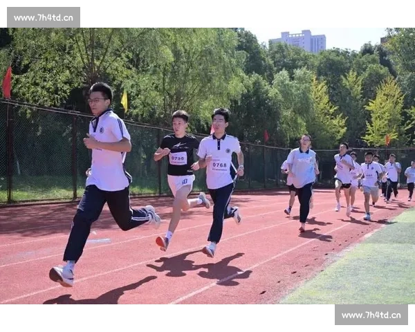 奋力奔向终点的青春脚步展现拼搏精神的运动会跑步比赛